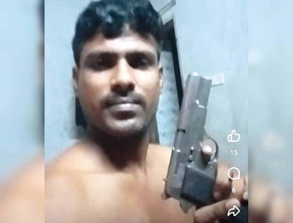 দাউদকান্দিতে অস্ত্রসহ ভিডিও ভাইরাল; যুবক গ্রেফতার