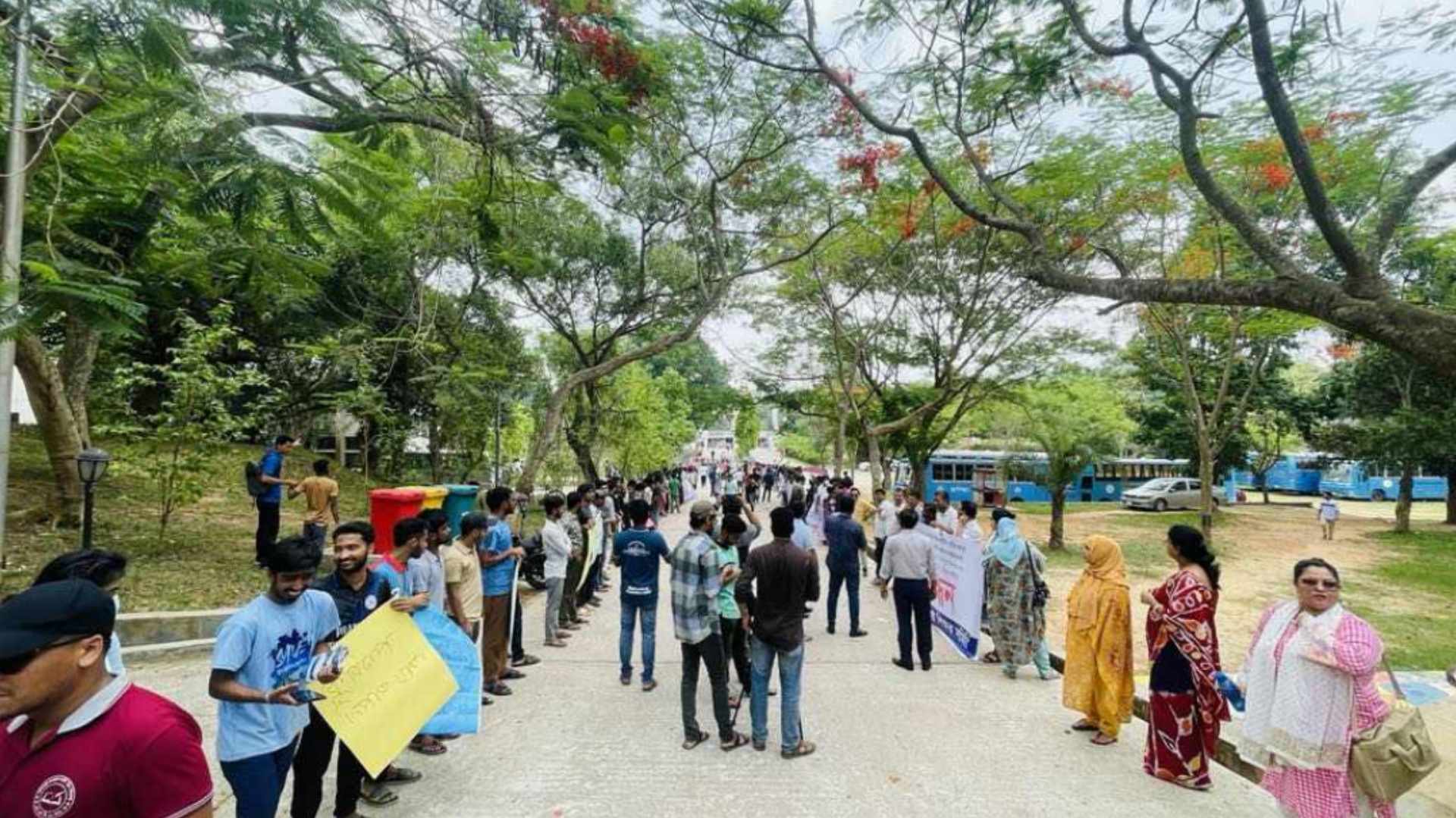শিক্ষকদের উপর হামলার প্রতিবাদে শিক্ষার্থীদের মানববন্ধন