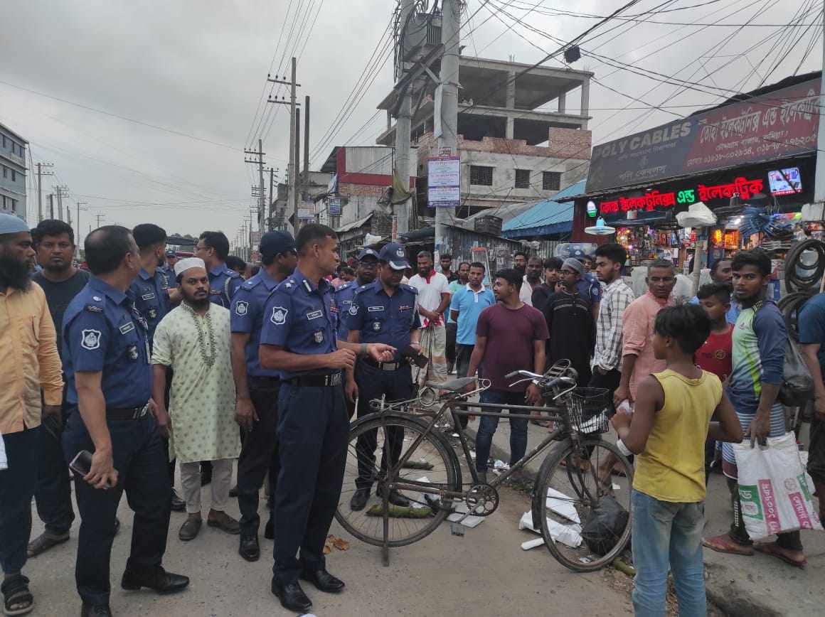 ঈদ যাত্রা নির্বিঘ্ন রাখতে হাইওয়ে পুলিশের  সড়কে উচ্ছেদ অভিযান