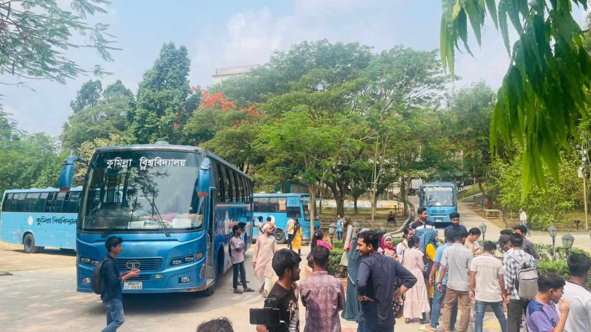 বিশ্ববিদ্যালয়ের বাসে ট্যুরে যাচ্ছে শিক্ষার্থীরা