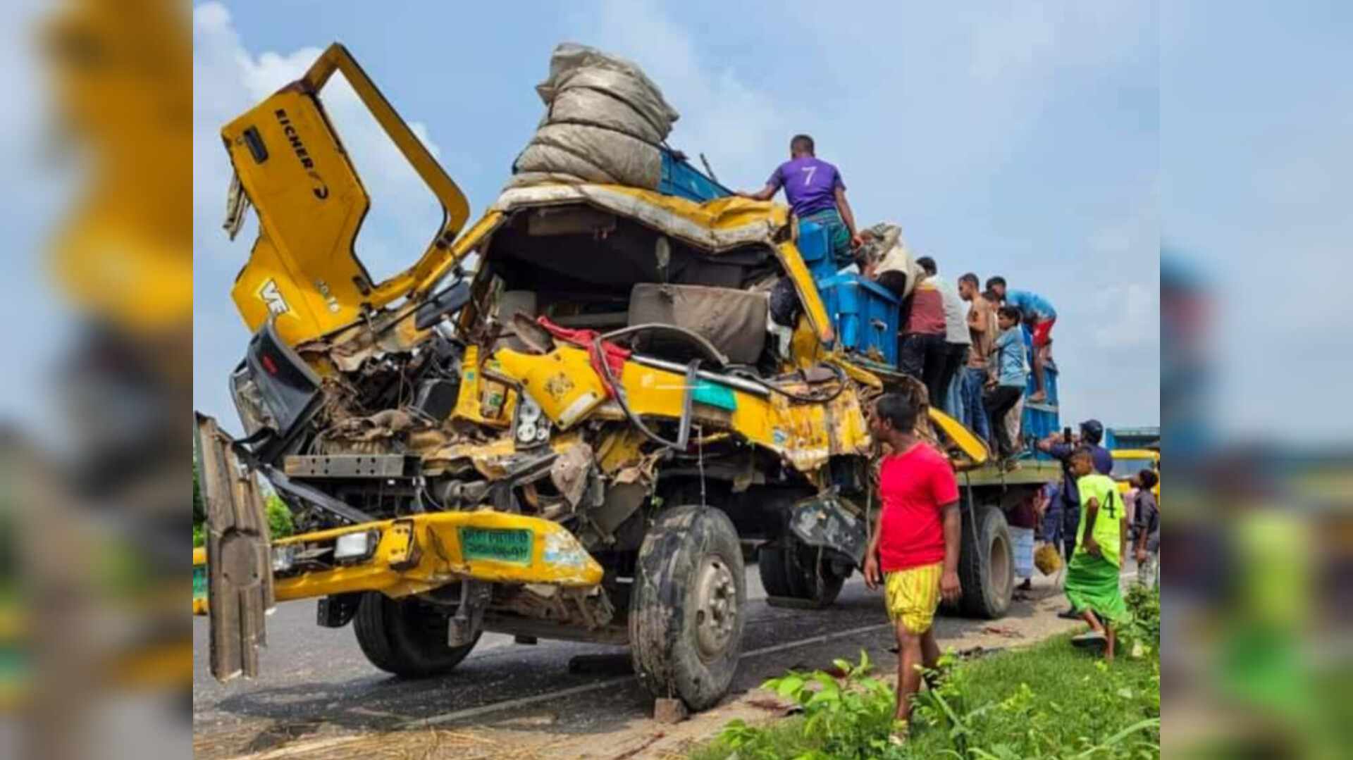 কুমিল্লার ইলিয়টগঞ্জে গরু বোঝাই ট্রাক উল্টে দুইজন নিহত