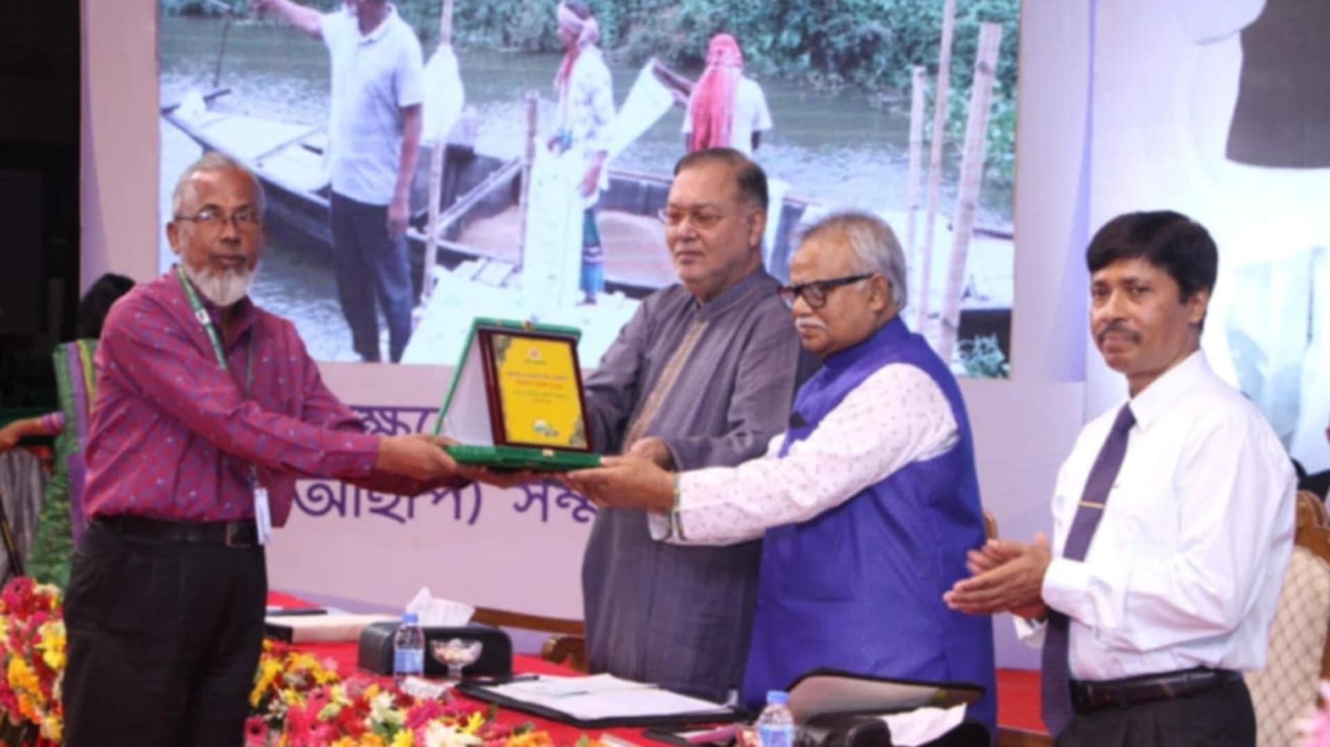 মতিন সৈকত এগ্রিকালচারাল ইম্পর্ট্যান্ট পারসন এআইপি সন্মাননা পেলেন