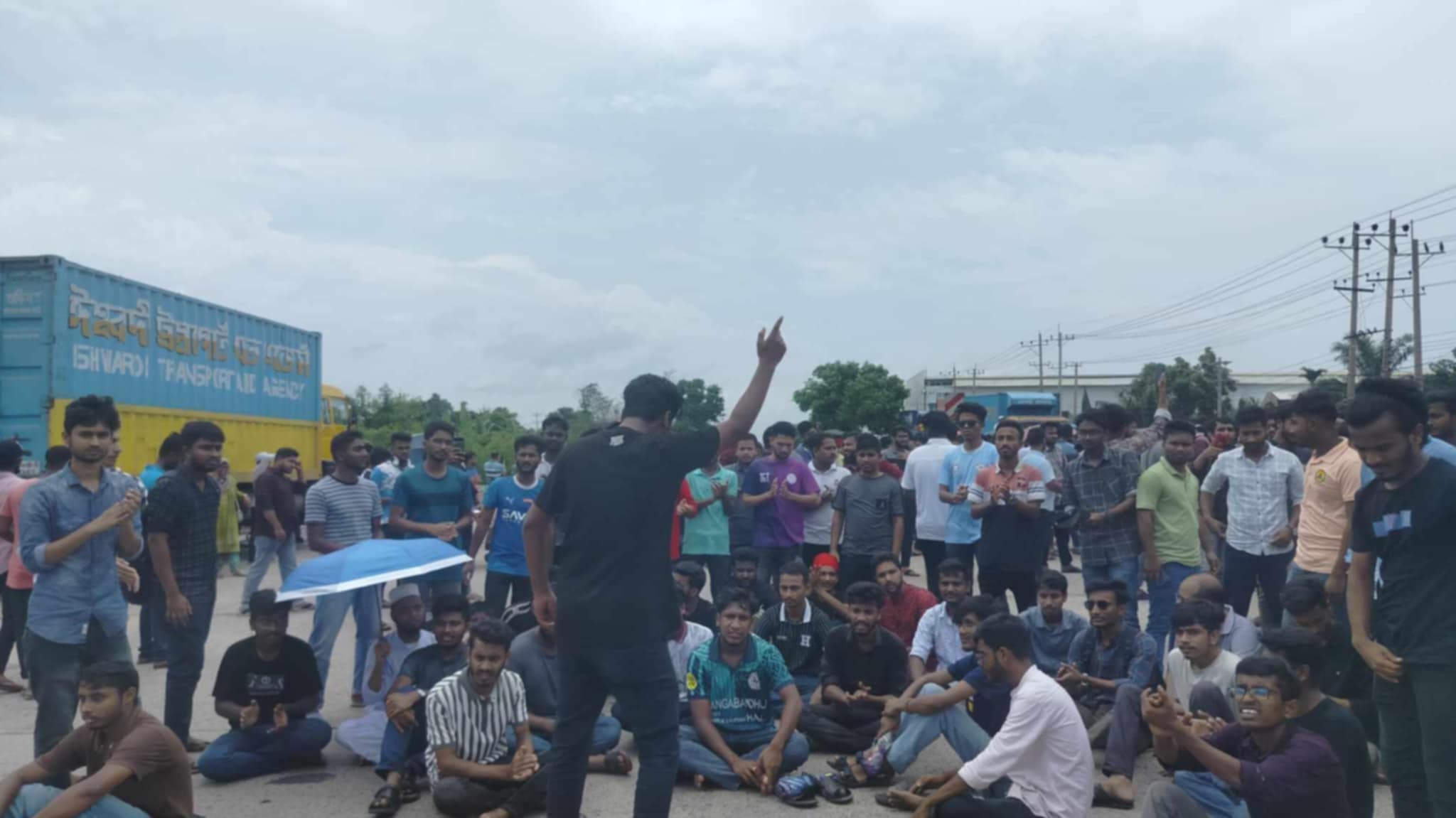 কোটা বাতিলের দাবিতে কুবি শিক্ষার্থীদের ঢাকা-চট্টগ্রাম মহাসড়ক অবরোধ