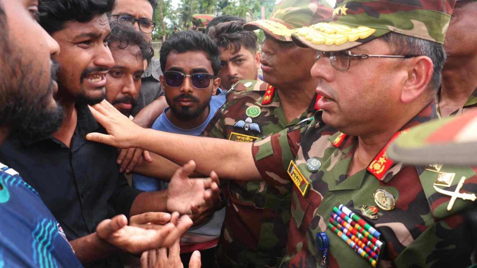 ফেনিতে বন্যাকবলিত এলাকা পরিদর্শনে সেনাপ্রধান