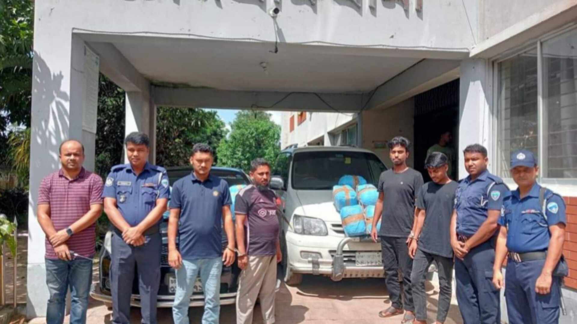 চৌদ্দগ্রামে ৪৪ কেজি গাঁজাসহ দুইটি গাড়ি আটক, গ্রেফতার ৪