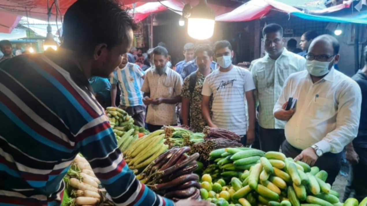 চান্দিনায় নিত্য পণ্যের মূল্য স্থিতিশীল রাখতে ভ্রাম্যমাণ আদালতের অভিযান