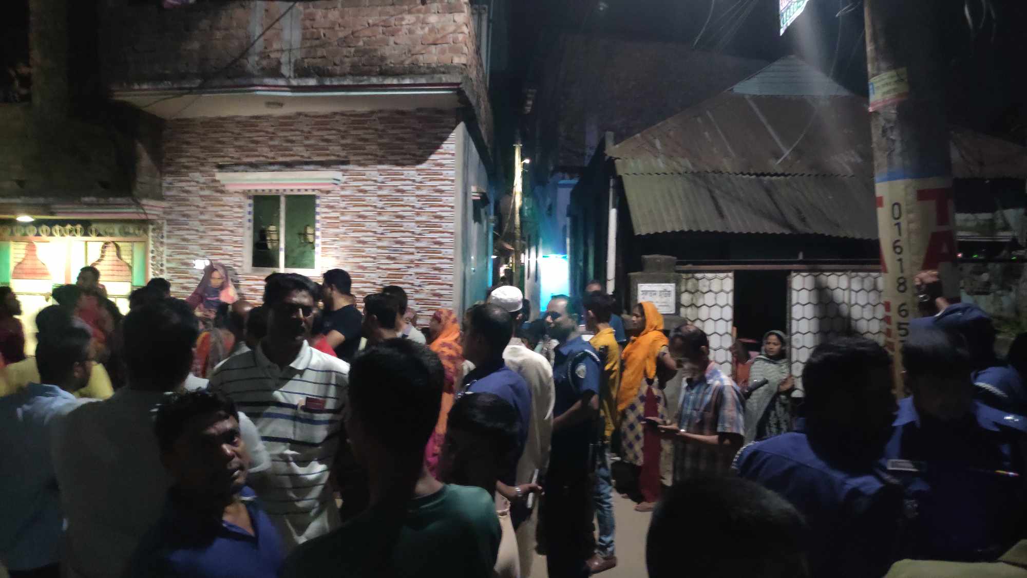 কুমিল্লায় সাংবাদিকের বাড়িসহ ২০ বাড়িতে মাদক কারবারিদের হামলা গুলি
