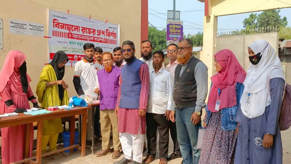 চান্দিনায় স্বেচ্ছাসেবী সংগঠন মানবতার উদ্যোগে বিনামূল্যে রক্তের গ্রুপ নির্ণয়