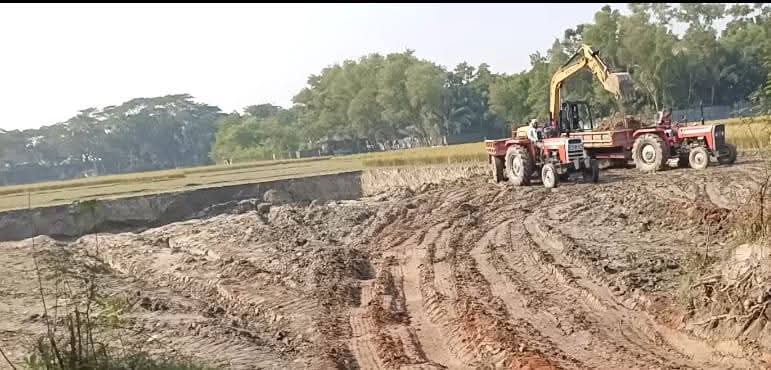 চান্দিনায় ফসলি জমির মাটি কাটায় ৩ লাখ টাকা জরিমানা, ভেকু জব্দ