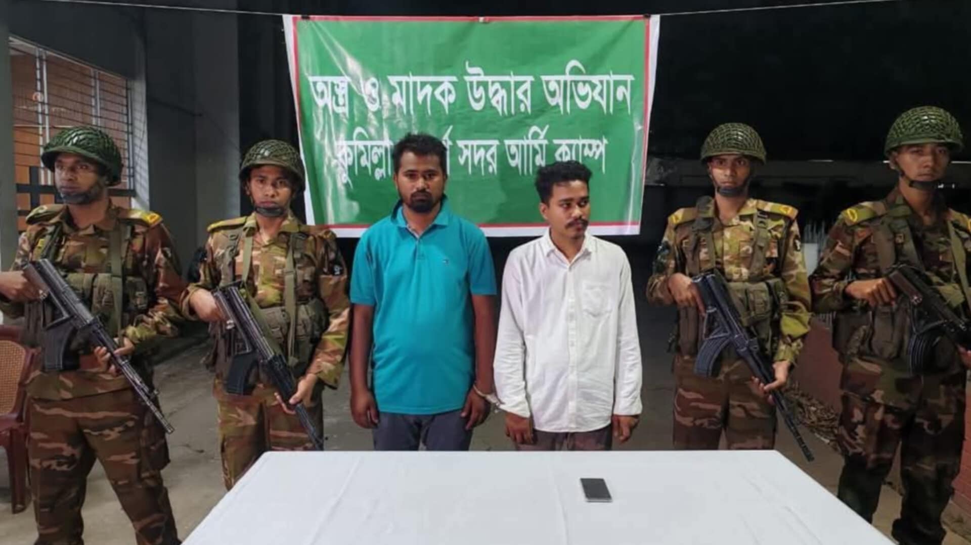 কুমিল্লায় ছাত্রদের উপর গুলিবর্ষনকারী ২ যুবক গ্রেফতার