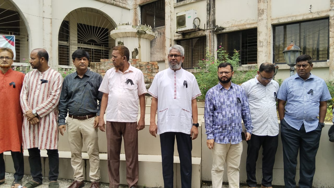 কুবি শিক্ষার্থী ও তাঁর মায়ের হত্যার ঘটনায় কুবিতে কালোব্যাজ ধারণ ও দোয়া