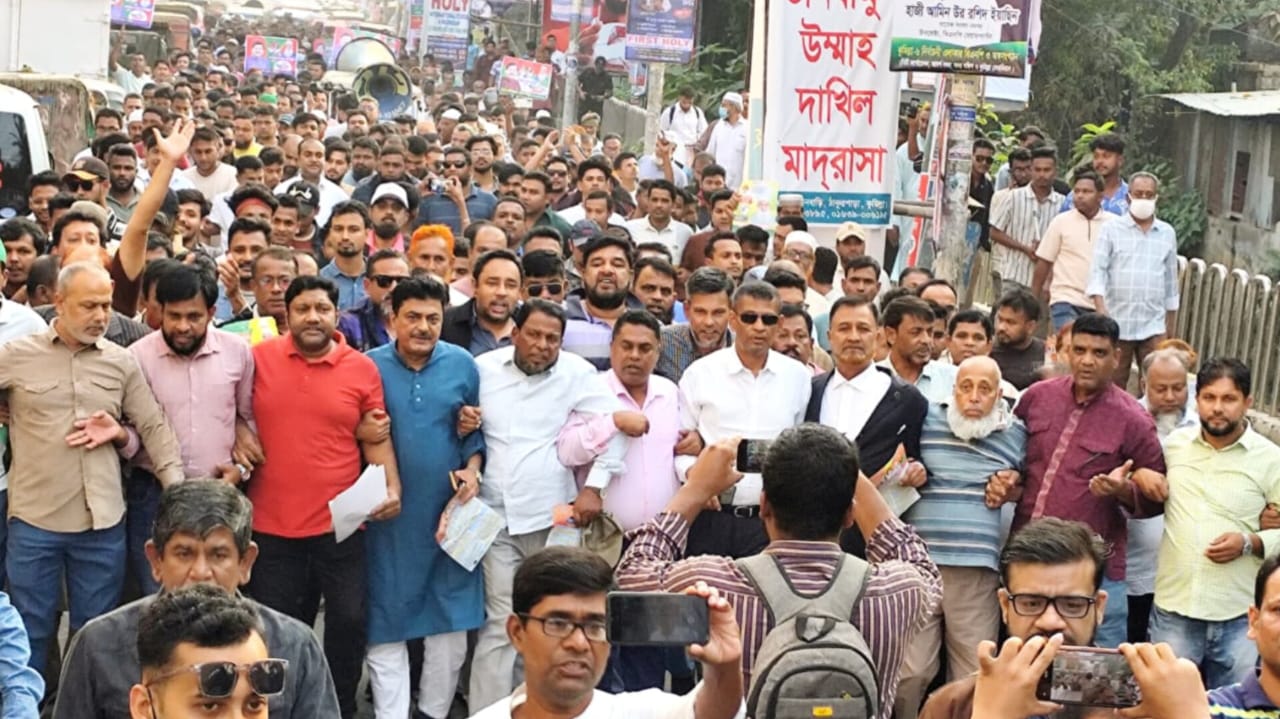 কুমিল্লায় মনিরুল হক চৌধুরীর সমর্থনে ৩১ দফার লিফলেট বিতরণ ও গণসংযোগ