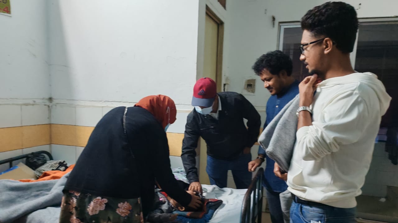 কুমিল্লা মেডিকেল কলেজে শীতার্ত রোগীদের মাঝে কম্বল বিতরণ