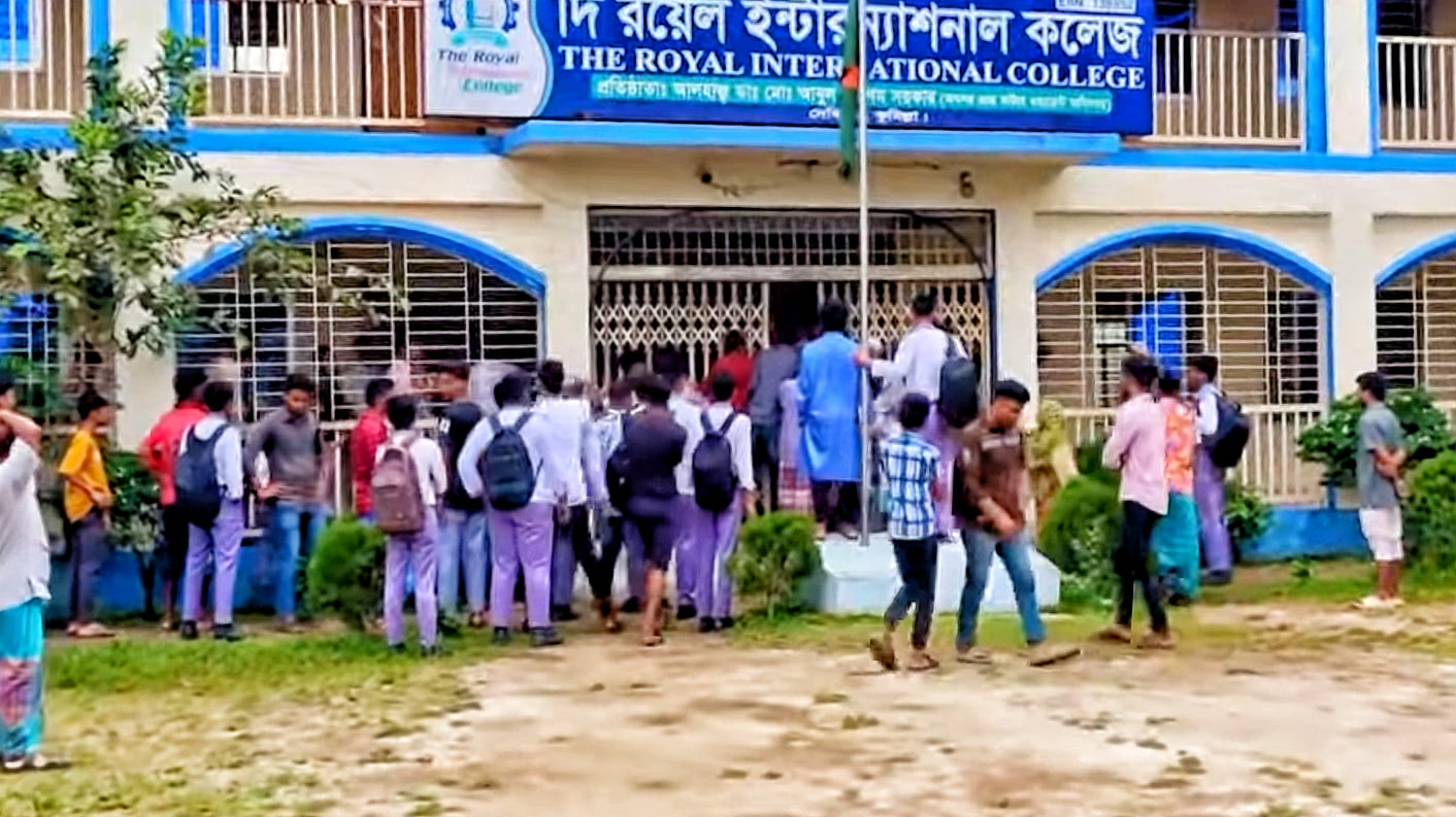 দেবিদ্বারে অধ্যক্ষকে তাড়িয়ে দিতে কলেজে বহিরাগতদের হামলা অভিযোগ